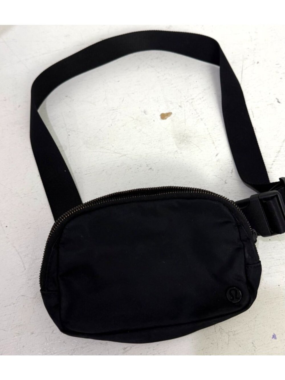 Lululemon Everywhere Belt Bag Black Adjustable Strap Compact Lightweight - Picture 3 of 9